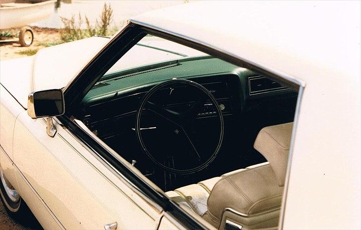 1973 Cadillac Coupe de Ville - Hvid læder/vinyl kabine, grønt instrumentbræt, gulvtæppe og sikkerhedsseler. billede 10