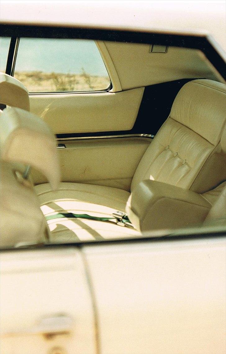 1973 Cadillac Coupe de Ville - Hvid læder/vinyl kabine billede 11