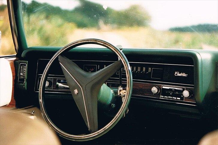 1973 Cadillac Coupe de Ville - Tilt og teleskop rat, light sentinel (som jeg ikke vidste hvad var :-) ) og radio med selvsøgende stationer. 
Det virkede fint syd for grænset, men ikke så godt herhjemme. 
A/C og kabel styrede sidespejle i begge sider. billede 13