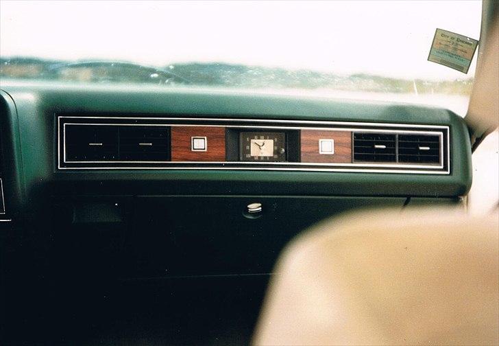 1973 Cadillac Coupe de Ville - Instrumentbræt uden revner. billede 14