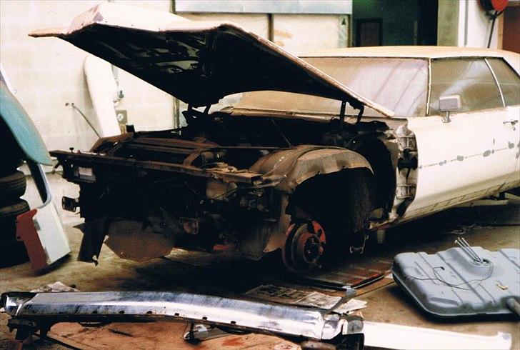 1973 Cadillac Coupe de Ville - Renoveringen begynder. Der blev slidt et utal luftdrevne roterende stålbørster op på det arbejde. billede 15