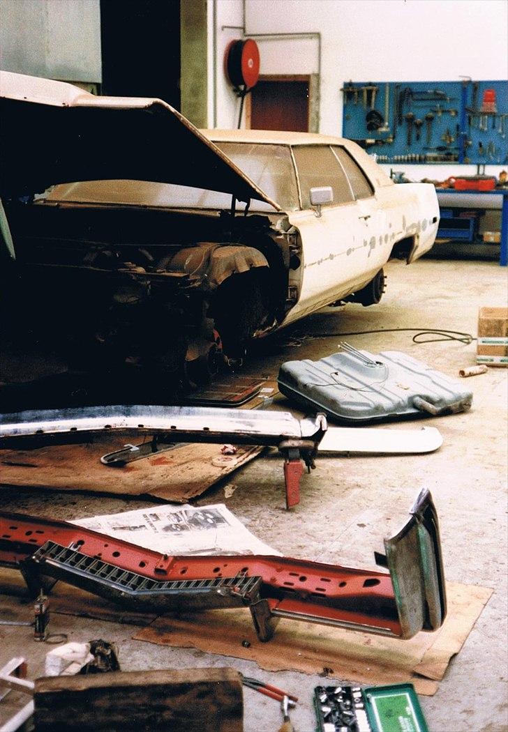 1973 Cadillac Coupe de Ville - Fik lov til at stå på dette værksted og gøre hele arbejdet selv. 
Benzintanken har fået zink. 
Forkofangeren er gjort ren ude og inde og fået rustbeskyttende maling. billede 16