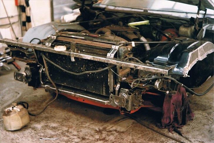 1973 Cadillac Coupe de Ville - Blankt metal underneden. Selv på hylden til batteriet, var det kun overfladerust. billede 18
