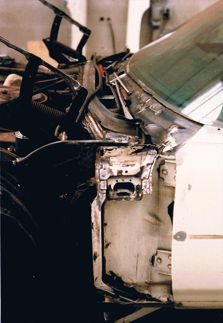 1973 Cadillac Coupe de Ville - Mystisk afløbsystem til vandet fra forruden. Vandet plasker ud på indersiden af forskærmen. hm billede 20