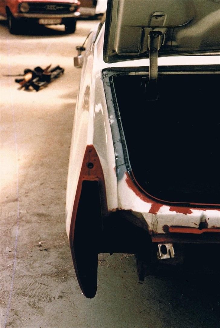 1973 Cadillac Coupe de Ville - Zink og rød rustbeskyttende grundmaling. Man skal her passe på de lyslederkabler, der fører fra baglygterne op til monitorerne over bagruden, så man kan følge med i om baglygterne virker. billede 24