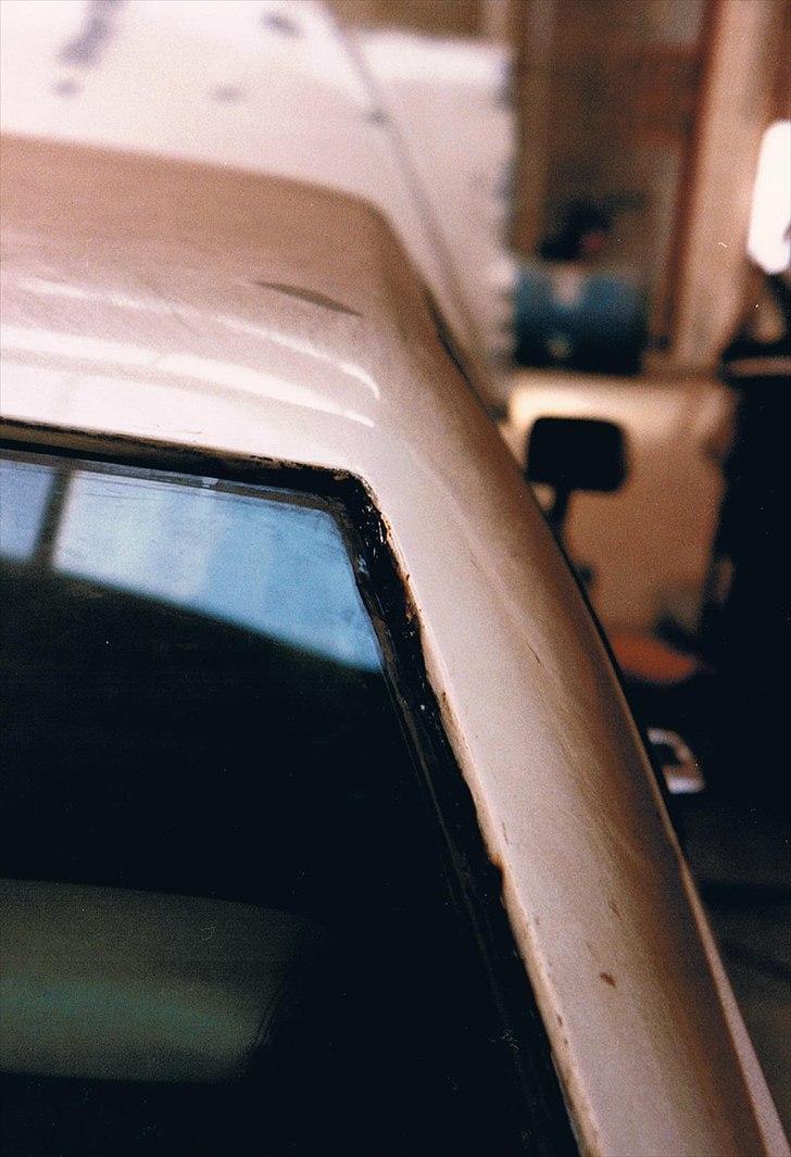 1973 Cadillac Coupe de Ville - Diminutive gennemtæringer langs bagruden. 
En perfektionist ville lave permanente afløbsdræn fra underkanten af bagruden, så vandet kan løbe væk igennem en slange. billede 26