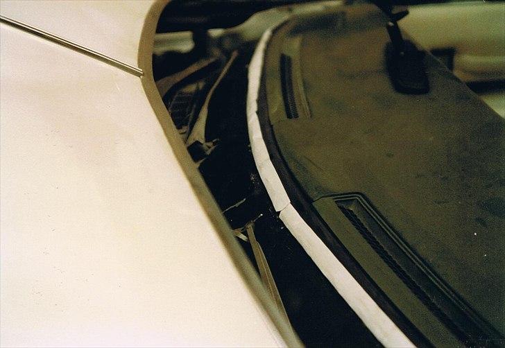 1973 Cadillac Coupe de Ville - Antennestik midt under frontruden. billede 36