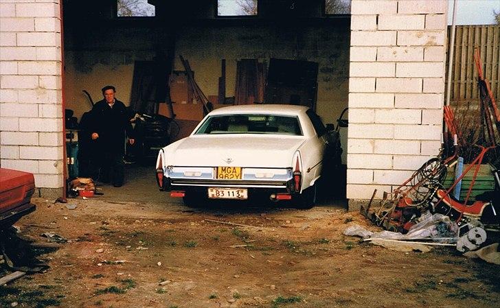 1973 Cadillac Coupe de Ville - Klar til syn. Vi gemmer lige den engelske nummerplade. 
Den tog SKAT foriøvrigt, selvom der ingen udleveringsaftale er med UK: billede 38