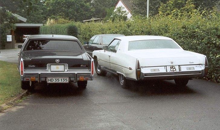 1973 Cadillac Coupe de Ville - Disse to biler mødtes ofte sidst i 80'erne.
Men det er en anden historie. 
Medens jeg kørte i 73'eren, havde jeg aldrig drømt om at jeg skulle komme i nærheden af 78'eren, endsige køre lige så mange kilometer i den, og det endda på den halve tid. :-) billede 80