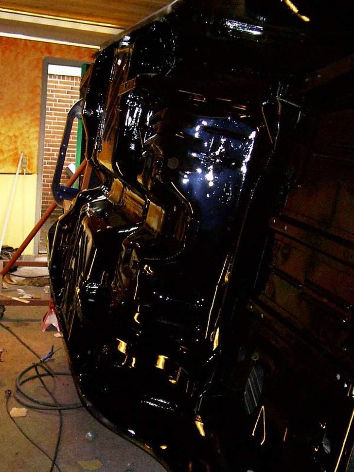 Min gamle 1970 Dodge Challenger R/T - Her er bunden lige blevet lakeret sort billede 7