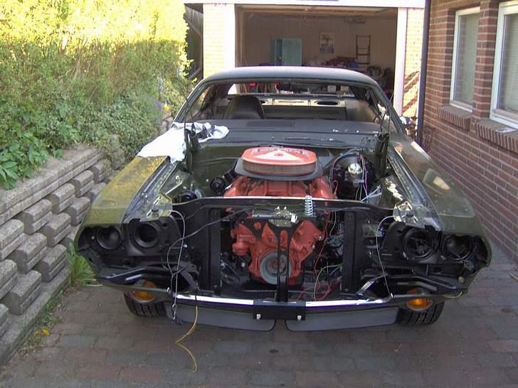 Min gamle 1970 Dodge Challenger R/T - Den færdigsamlede short block er lagt i bilen med topstykker og indsug løst lagt på billede 10