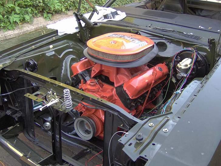 Min gamle 1970 Dodge Challenger R/T - Den færdigsamlede short block er lagt i bilen med topstykker og indsug løst lagt på billede 11