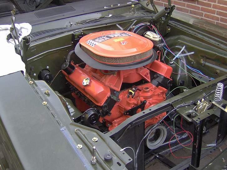 Min gamle 1970 Dodge Challenger R/T - Den færdigsamlede short block er lagt i bilen med topstykker og indsug løst lagt på billede 12