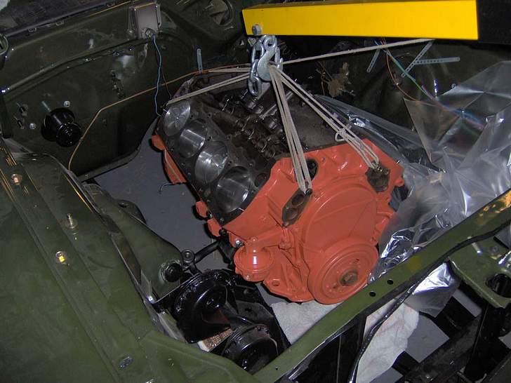 Min gamle 1970 Dodge Challenger R/T - Motoren på vej i bilen billede 15
