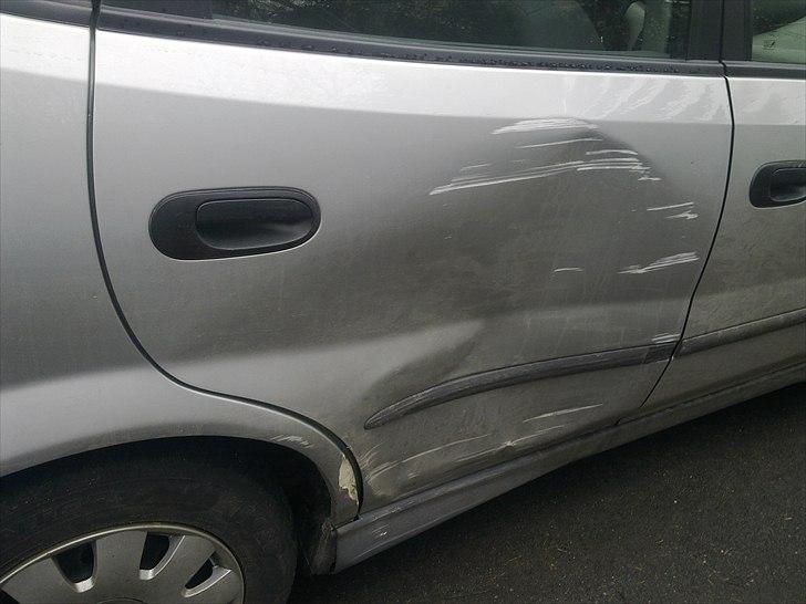 Nissan Almera Tino 2,2 Dci Visia - Så måtte den endnu en tur, ind i væggen i gården ved mit arbejde. Hvordan overser man et tre etagers rødt murstenshus? billede 48