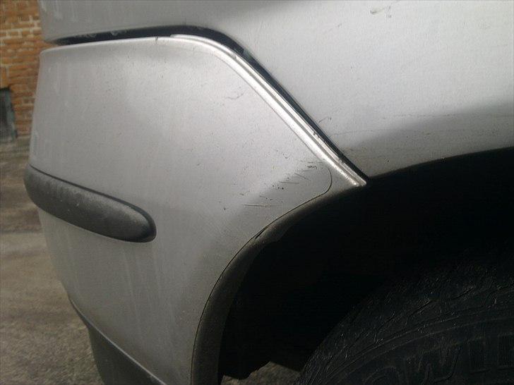 Nissan Almera Tino 2,2 Dci Visia - Utroligt folk ikke bruger bakkameraet, igen er den bakket ind i noget... billede 49