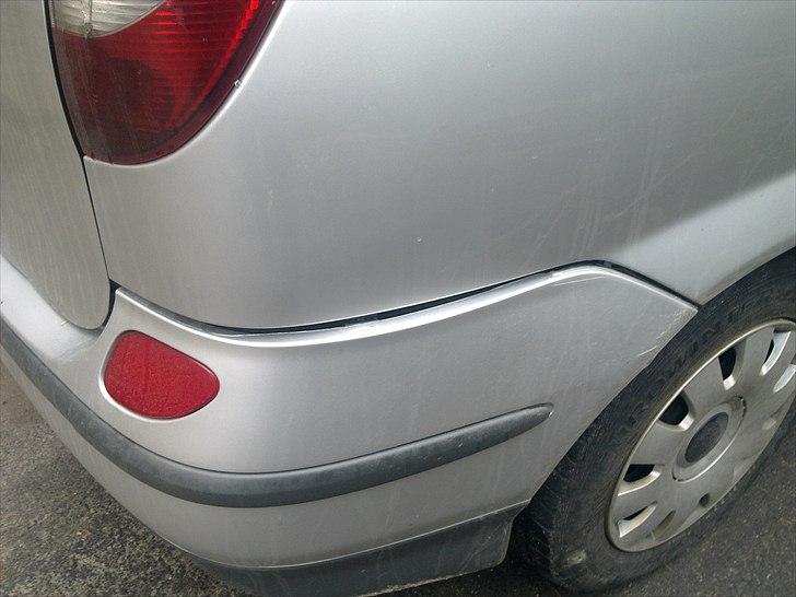 Nissan Almera Tino 2,2 Dci Visia - Man har ikke sagt noget, om at bilen er skadet efter dette. Tænker folk det ikke bliver opdaget? billede 50