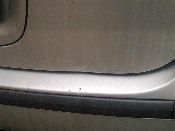 Nissan Almera Tino 2,2 Dci Visia - Så skal bagklappen rettes ud igen, den er mere bølget end kattegat i forvejen... billede 51