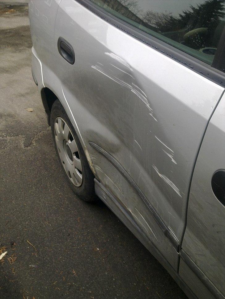 Nissan Almera Tino 2,2 Dci Visia - Så skal den have sin tredie højre bagdør nu... De når ikke at ruste:) billede 52