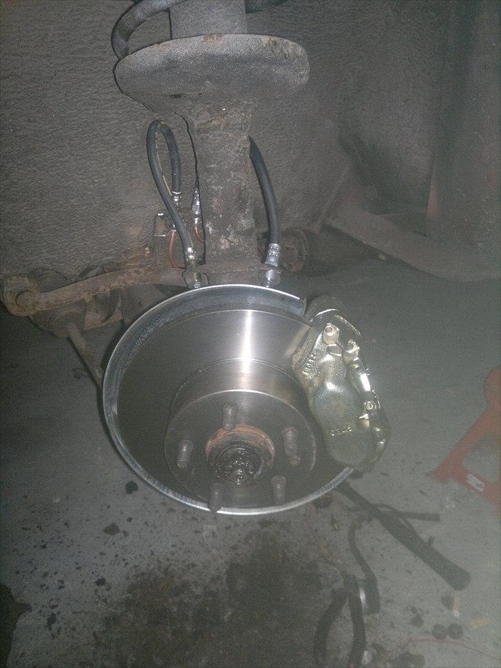 Ombygning af volvo 240 - Venstre forhjul færdig monteret med ny bremseskive klodser bremse rør/slanger og sprit ny bremse calibre billede 54