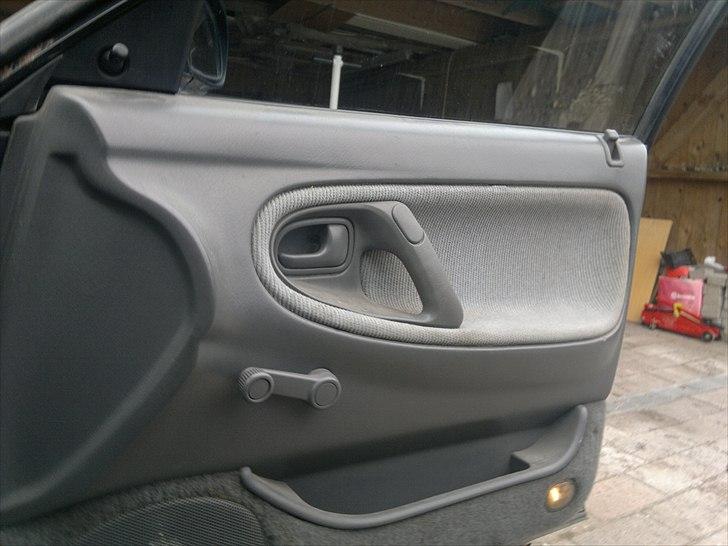 Hoved rengøring af bil - Dørbeklædning Fordør højre side inden start billede 6