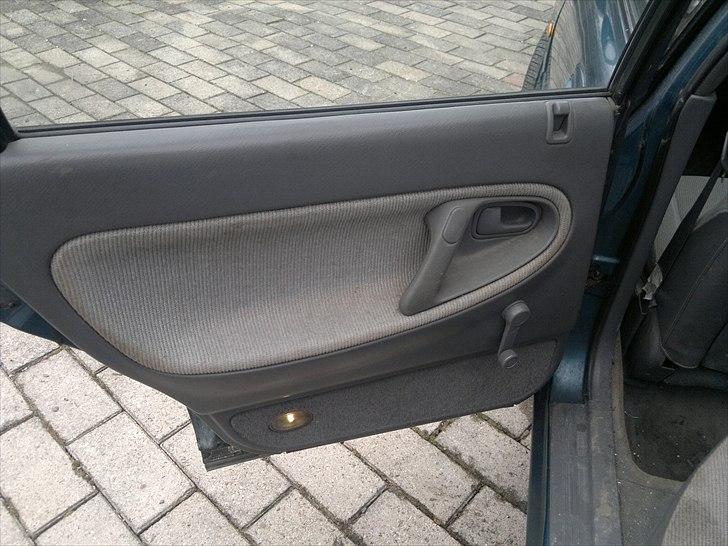 Hoved rengøring af bil - Dørbeklædning Bagdør Venstre side inden start billede 1