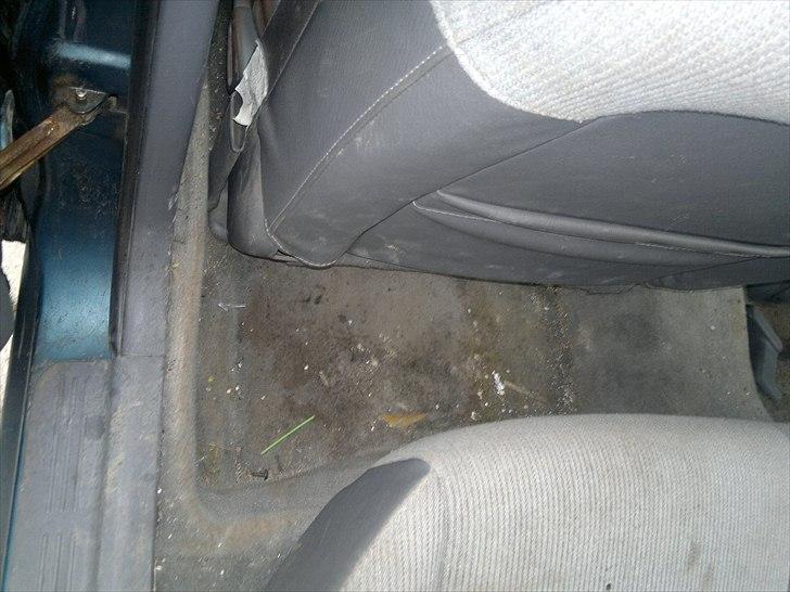 Hoved rengøring af bil - Bag forsæde i Venstre side inden start billede 8