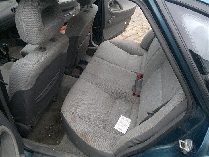 Hoved rengøring af bil - Bagsæde inden start billede 9