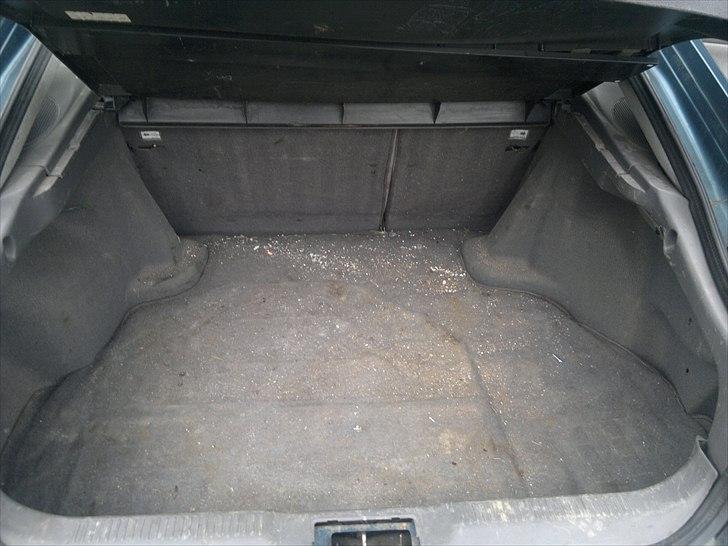 Hoved rengøring af bil - Bagagerum inden start billede 10