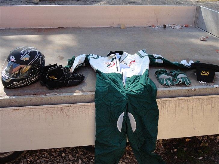 125cc Tony kart - Køre dragt i str: 60
køre sko i str: 46
hjelm i str : L billede 2