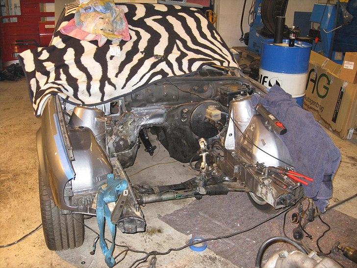 Opbygning af e30 Bmw 345i turbo - Frontpartiet måtte væk for bedre at kunne komme til. billede 3