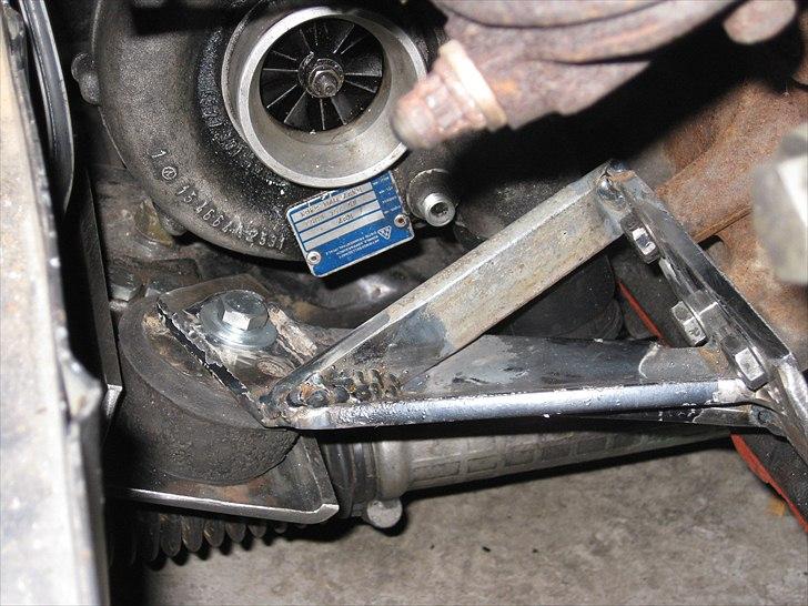 Opbygning af e30 Bmw 345i turbo - Hos 300mm.de sælger kun ophæng til en alm m30 motor, så til en m106'er må man selv hjemmelave sit motorophæng i noget godt jern. Viberationsdæmperen kunne iøvrigt heller ikke være der for turbo'en, så den er blevet flyttet lidt frem. billede 9