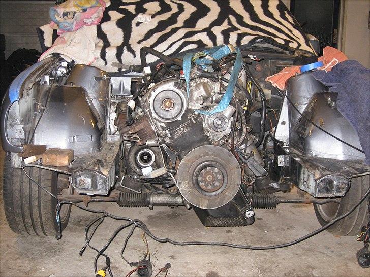 Opbygning af e30 Bmw 345i turbo - Så er der igen motor i bilen. Bundkar'et fra 535'eren passer fint og nu er motoren samtidg blevet monteret med manuel gearkasse - igen fra en 535'er. Nu det er snart tid til at lave udstødning. billede 17