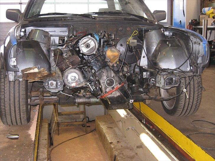 Opbygning af e30 Bmw 345i turbo - Den nye turbo nåede lige at komme hjem inden vi skulle til at lave udstødning. H.Daubjerg er sku ikke de hurtigste folk i verdenen!... billede 18