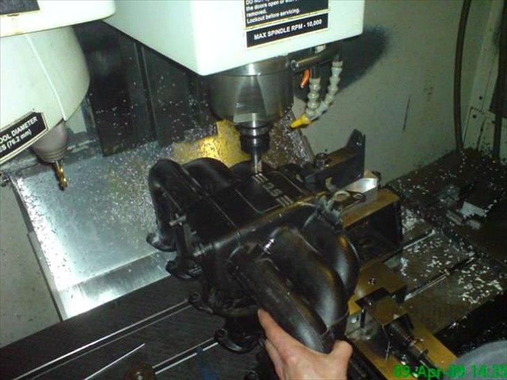 Opbygning af e30 Bmw 345i turbo - Der er ikke plads til den originale rørføring fra intercooleren til motor, så gasspjældet skal flyttes til den anden side af indsugningsmanifolden. Et dæksel til at lukke den anden side er også blevet lavet - selvfølgelig i alu og med bmw-logo indgraveret. billede 10