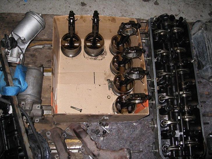 Opbygning af e30 Bmw 345i turbo - Motoren demonteres i stumper, renoveres total og samles senere. Blokken får nye lejer, pakninger, stempler, ny boring, ARP bolte, cooperings toppakning og alt individuelt afballanceret fra takthjul og ud til trykpladen. Samtidig renoveres toppen med ny knast, vippehjul osv. Derudover er turboen nyrenoveret med let modificeret kompressorhus. billede 11