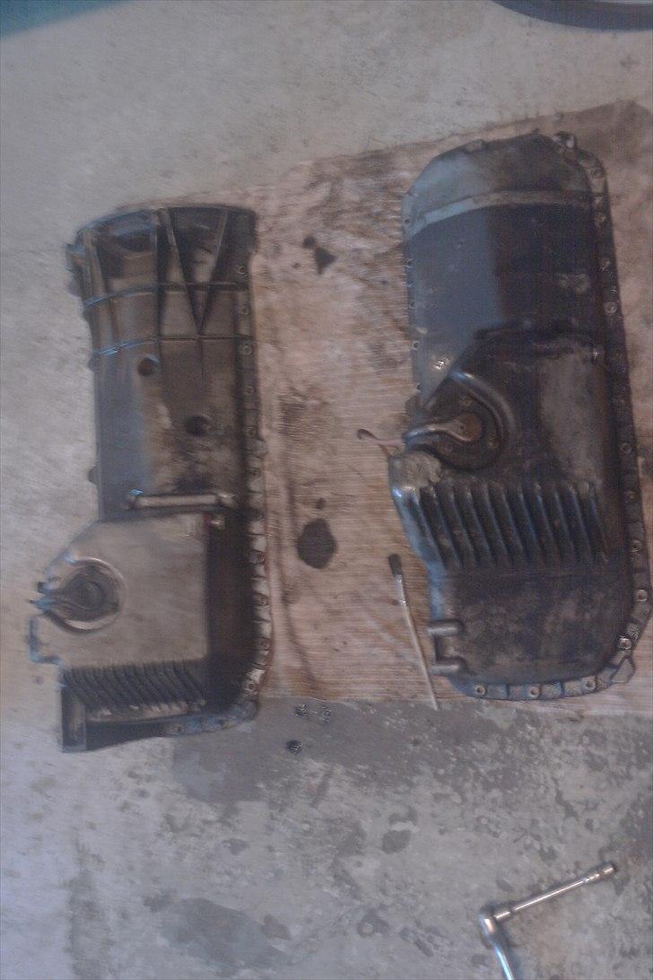 Opbygning af e30 Bmw 345i turbo - Her ses problemet. Sumpen er i midten - lige der hvor tandstang og forbroen skal være på en e30'er. For at få plads er det nødvendigt at anskaffe sig et bundkar og en del af oliepumpen fra en 535'er. billede 14