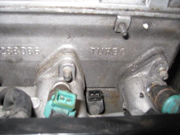 Opbygning af e30 Bmw 345i turbo - Her ses det at motoren er en original turbo motor med undersmurte stempler osv... billede 15