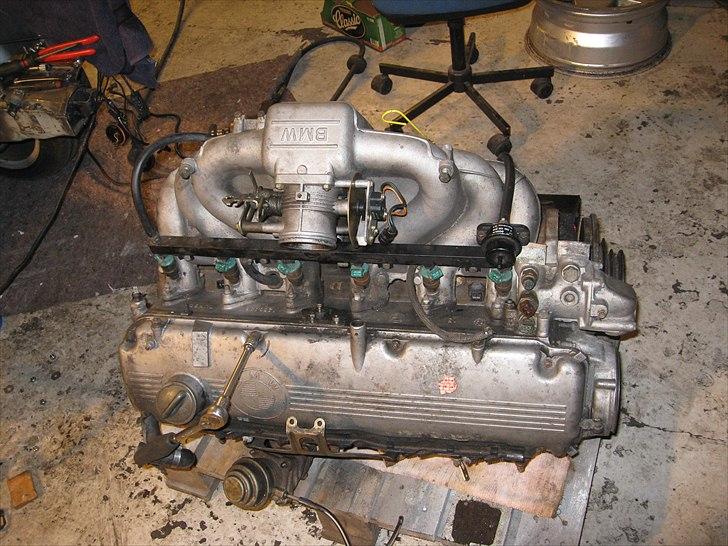 Opbygning af e30 Bmw 345i turbo - Mens motoren er hos cylinderboring ilægges en anden m30 motor fra 535i og udstødningsmanifoldet med turbo monteret så ventetiden kan bruges på at lave udstødning. billede 16