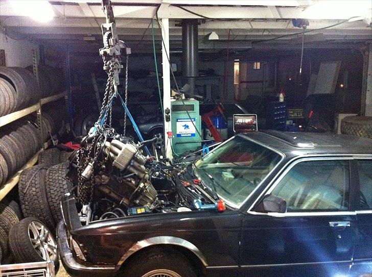 Opbygning af e30 Bmw 345i turbo - I Tyskland har de sagerne. Så i München fandt jeg denne e23 med den rigtige m106b35 motor. Ja tak... billede 5
