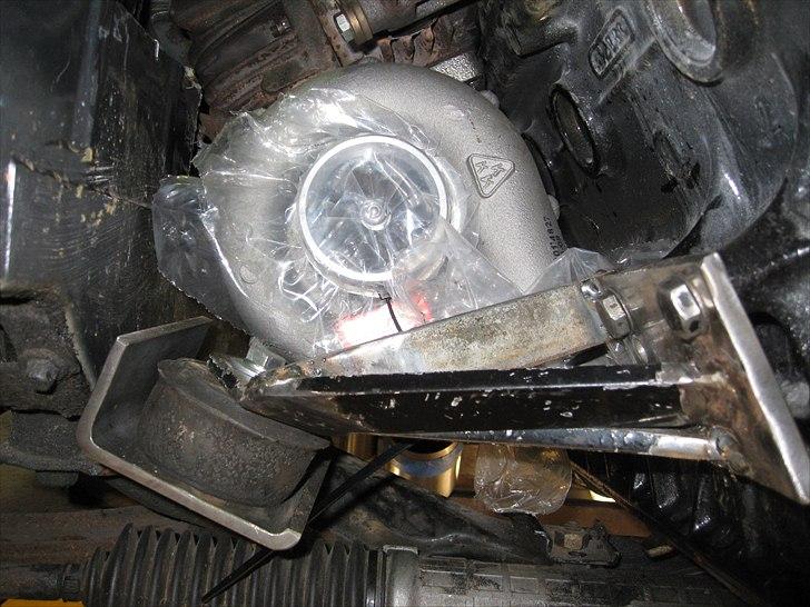 Opbygning af e30 Bmw 345i turbo - Den nye turbo er en lettere modificeret model med bedre lejer, større kompressorhus og større åbning ved insugningshjulet. Håber det giver lidt mere power. billede 19