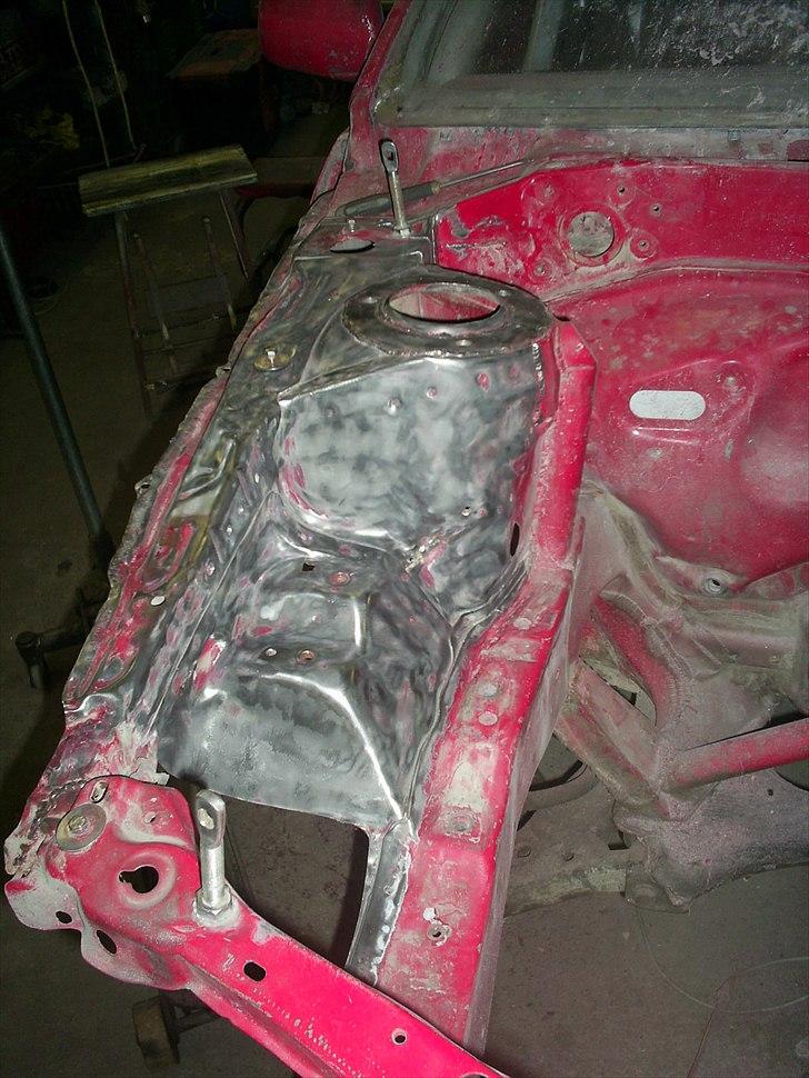 Projekt 2011- Toyota Corolla S1600 rallycross - Nedslibning af motorrum billede 13