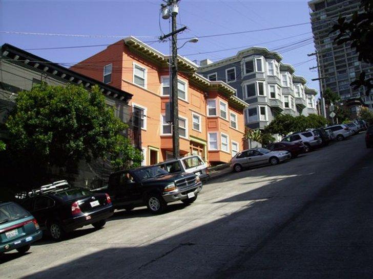 Lidt billeder fra en bilautists USA rejser! - Stejle gader IGEN! Og der er masser af dem, og det er nu lidt mærkeligt at køre op til et kryds, for at opdage at du ikke kan se en skid! For man sidder enten og stirrer op i himmelen eller direkte ned i asfalten ;-) Men det er sjovt, og San Francisco er ABSOLUT et besøg værd. billede 58