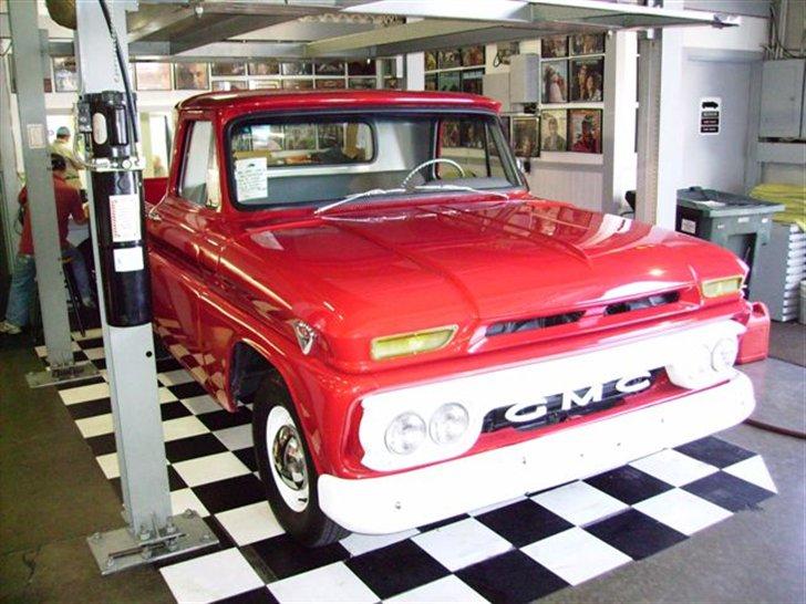 Lidt billeder fra en bilautists USA rejser! - Memory Lane: Denne GMC var sjov - Den havde V-motor på ca. 300 cu.in. MEEN det var ikke en V8ér, den var sgu kun 6 benet! Det har jeg aldrig set før - regnede egentlig bare med man puttede den 6 cylindrede rækkemotor fra Chevrolet i vognen, da de 2 biler ellers er identiske... billede 65