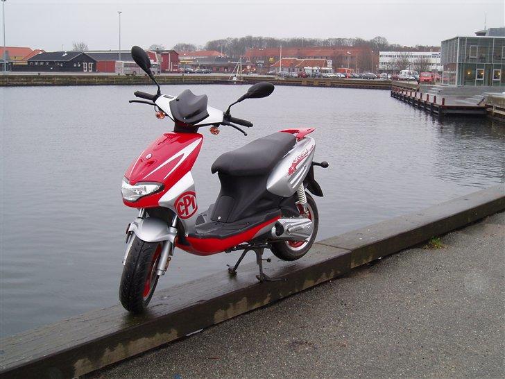 Et par sjove billeder fra min kollektion… - Der var en man der helt ærligt troede at jeg var lige ved at smide min scooter i havnen, grineren =) billede 4