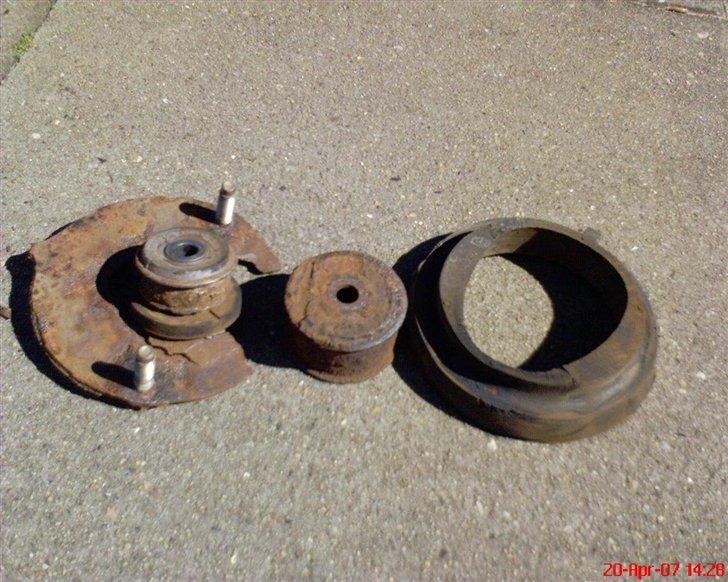 Et par sjove billeder fra min kollektion… - Topstykke på venstre bagstøddæmper, det trængte til at blive skiftet… billede 11