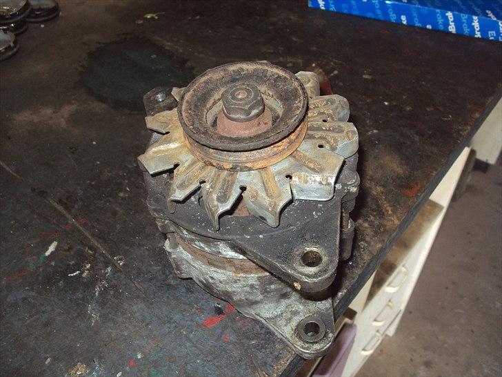 toyota starlet kp60 projekt - er gået igang med at slibe generatoren fin igen, skal have lidt lak, osv  billede 8