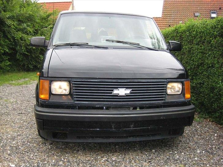Astro van 1989 - Fra Skrot til Slot - Dette er så min Chevrolet Astro Van Short, model 1989, Den er med en 4,3 l V6 bensinmotor (Z-model) og har ifølge klokken rullet 367.000 km. Købsprisen var blot 2000,- kroner da sælger skulle have den væk NU. billede 2