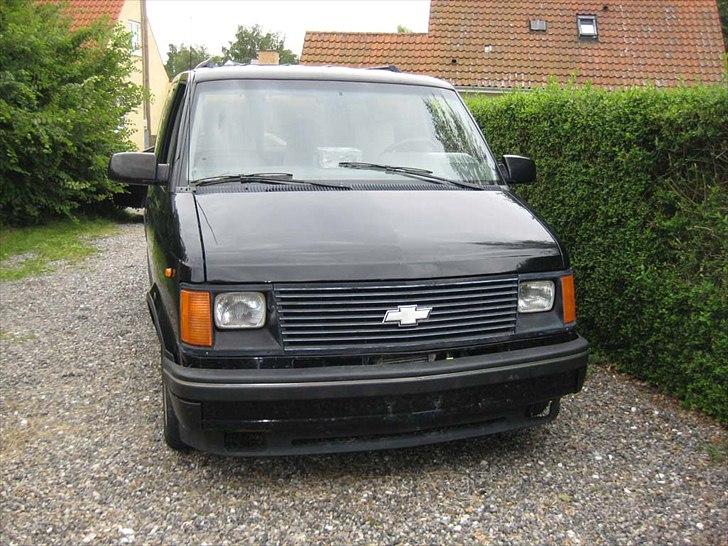 Astro van 1989 - Fra Skrot til Slot - Foran sidder der to grimme strips, de er til en ekstra monteret oliekøler til gearkassen - spørg mig ikke om hvorfor filen den ikke er sat fast lidt mere fikst - men det bliver den. billede 3