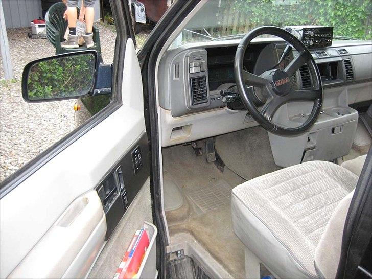 Astro van 1989 - Fra Skrot til Slot - Kabinen er som forventet en anelse smadret, men ikke umuligt at få frem i pæn stand igen.
Lidt lækkert at rattet er højdejusterbart ! billede 4